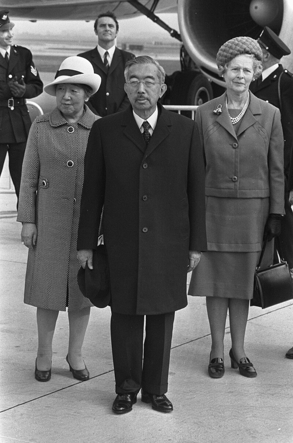 Thiên hoàng Hirohito và Hoàng hậu Nagako đến Hà Lan, ngày 08/10/1971. (Ảnh: Joost Evers/Anefo/CC0)