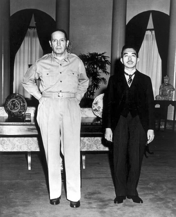 Đại tướng MacArthur và Thiên hoàng Nhật Bản tại Tổng hành dinh của phe Đồng minh ở Tokyo, ngày 27/09/1945, bức ảnh chụp của nhiếp ảnh gia Gaetano Faillace. (Ảnh: Tài liệu công cộng)