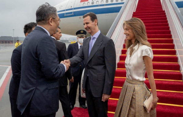 Tổng thống Syria Bashar al-Assad và phu nhân Asma được chào đón khi họ đến phi trường Hàng Châu, Trung Quốc, hôm 21/09/2023. (Ảnh: Tổng thống Syria/Tài liệu phát tay qua Reuters)