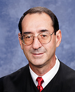 Thẩm phán Tòa án Địa hạt Liên bang Roger T. Benitez.