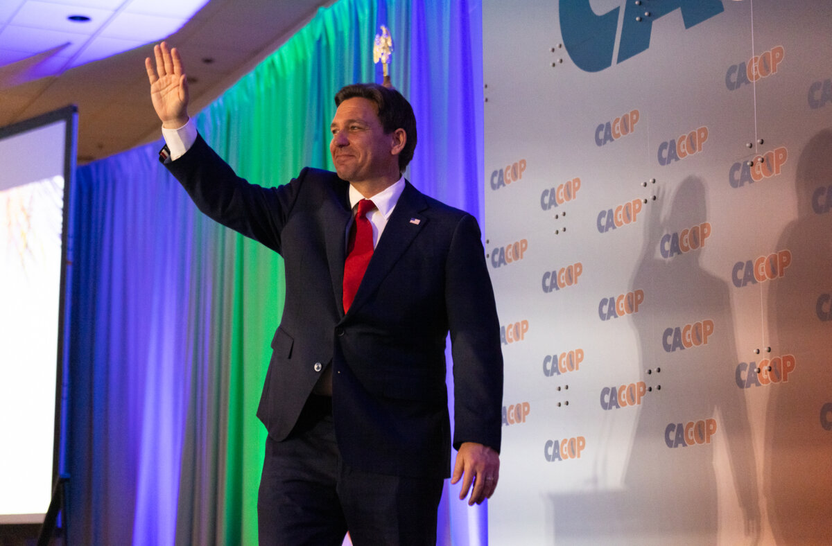 Thống đốc Florida kiêm ứng cử viên tổng thống Ron DeSantis trình bày tại Hội nghị Đảng Cộng Hòa California 2023 tại Anaheim, California hôm 29/09/2023. (Ảnh: John Fredricks/The Epoch Times)