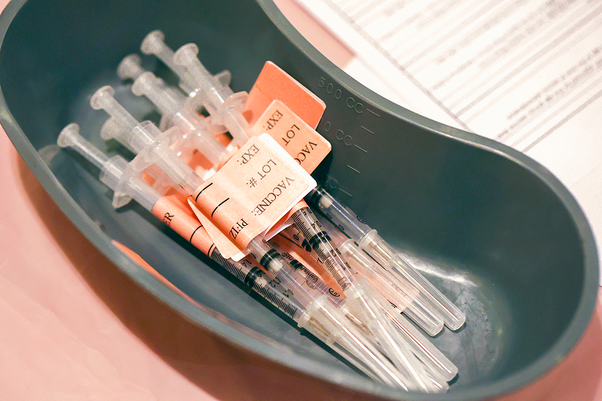 Các ống chích bơm đầy vaccine COVID-19 được đặt trên bàn tại phòng khám chích ngừa COVID-19 trong một ảnh tài liệu. (Ảnh: Justin Sullivan/Getty Images)