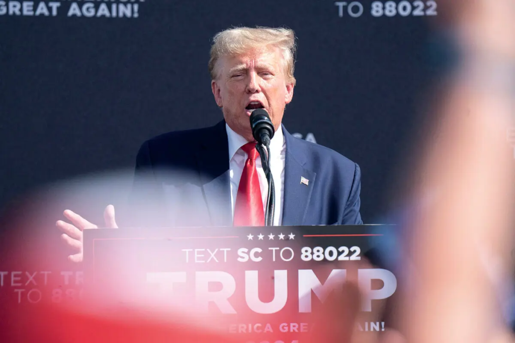 Cựu TT Donald Trump nói chuyện trước đám đông trong một cuộc vận động tranh cử ở Summerville, South Carolina, hôm 25/09/2023. (Ảnh: Sean Rayford/Getty Images)