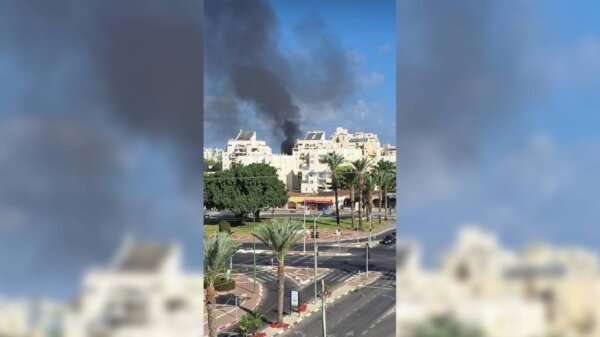 Khói bốc lên sau khi một hỏa tiễn bắn từ Dải Gaza tấn công Ashkelon, miền nam Israel, hôm 07/10/2023. (The Epoch Times Israel)
