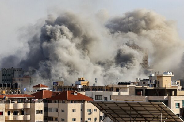 Những đám khói bốc lên từ Thành phố Gaza trong cuộc không kích của Israel nhằm trả đũa các cuộc tấn công vào Israel, hôm 07/10/2023. (Ảnh: Mahmud Hams/AFP qua Getty Images)