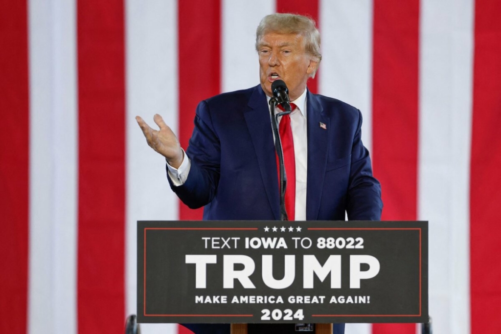 Cựu Tổng thống Donald Trump trình bày trong một cuộc tập hợp tại Waterloo, Iowa, hôm 07/10/2023. (Ảnh: Kamil Krzaczynski/AFP/Getty Images)