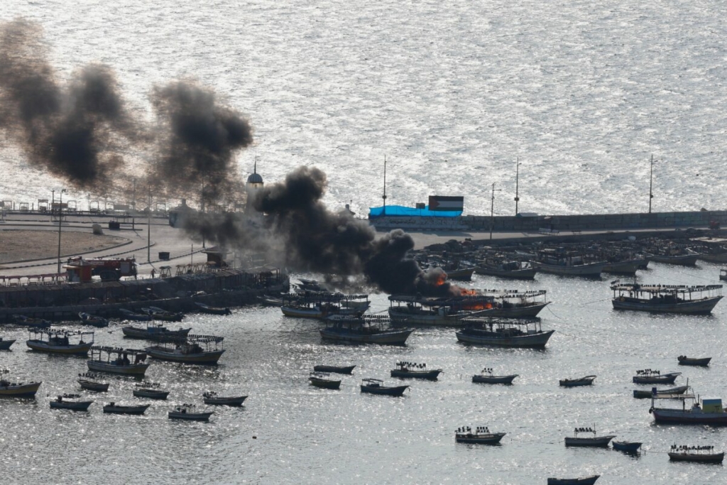 Khói bốc lên từ một chiếc thuyền sau cuộc tấn công của Israel, tại Cảng Gaza, hôm 08/10/2023. (Ảnh: Mohammed Salem/Reuters)
