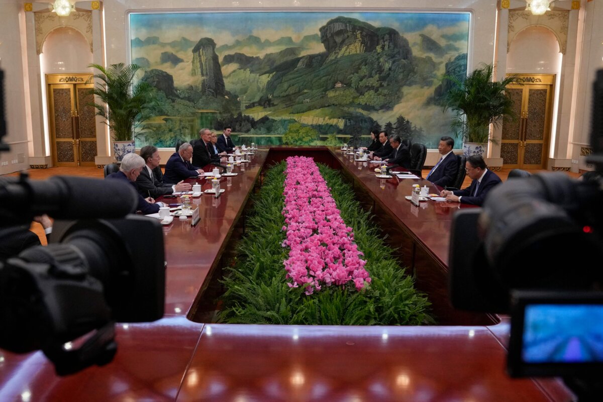Lãnh đạo Trung Quốc Tập Cận Bình (thứ 2 từ phải sang) và Lãnh đạo Đa số Thượng viện Hoa Kỳ Chuck Schumer (Dân Chủ-New York) (thứ 3 từ trái sang) tham dự cuộc gặp song phương tại Bắc Kinh hôm 09/10/2023. (Ảnh: Andy Wong/AFP qua Getty Images)