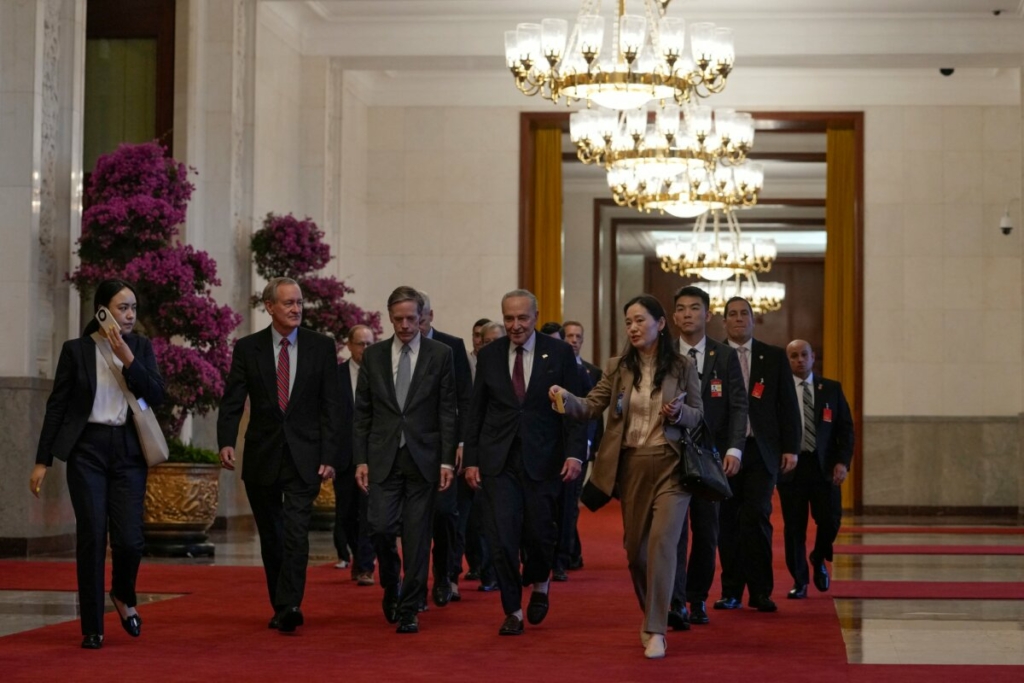 Lãnh đạo đa số Thượng viện Hoa Kỳ Chuck Schumer (ở giữa bên phải) và phái đoàn của ông tới cuộc gặp song phương với nhà lãnh đạo Trung Quốc Tập Cận Bình tại Bắc Kinh, hôm 09/10/2023. (Ảnh: Andy Wong/AFP qua Getty Images)