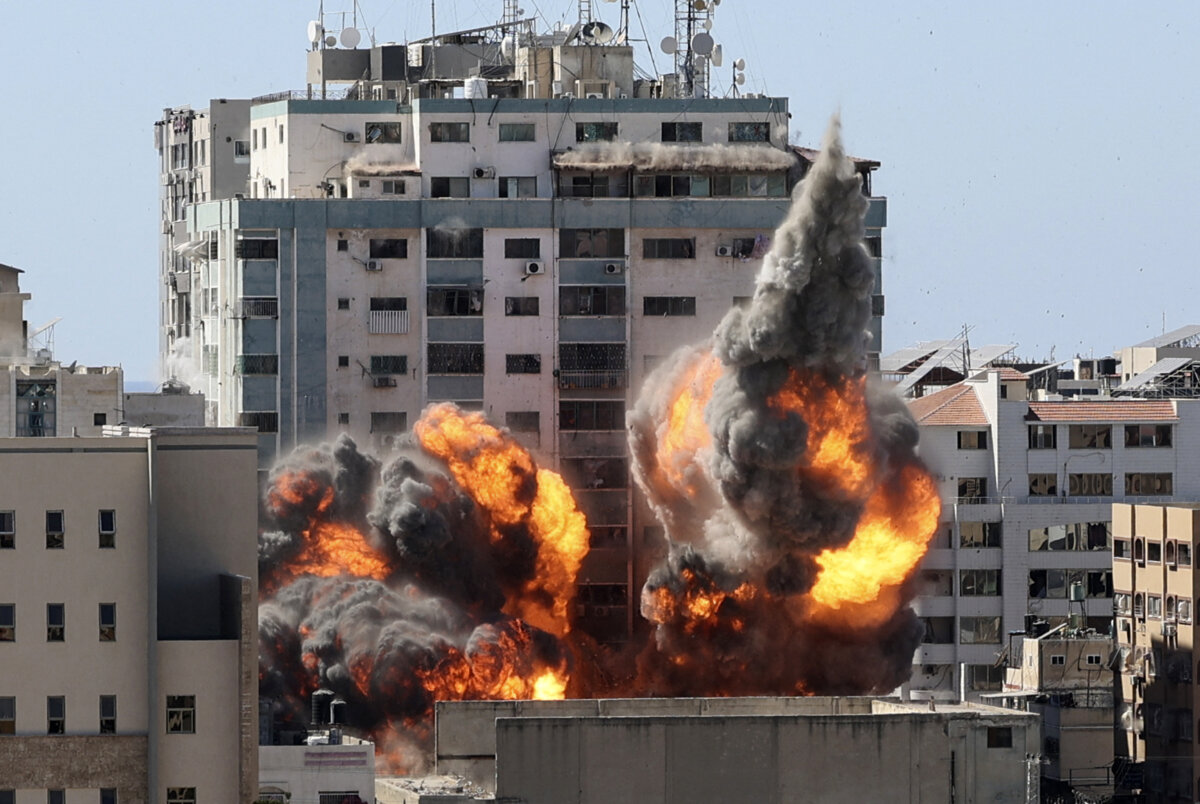 Một quả cầu lửa phun ra từ Tháp Jala khi tháp này bị phá hủy trong một cuộc không kích của Israel vào các mục tiêu Hamas ở Gaza, một thành phố bị phong trào Hamas kiểm soát, vào ngày 15/05/2021. (Ảnh: Mahmud Hams/AFP qua Getty Images)