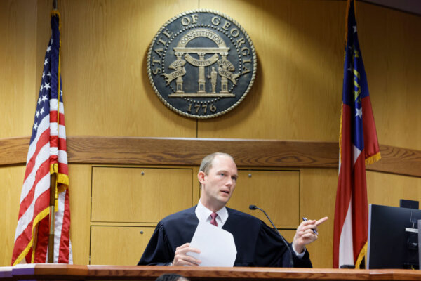 Thẩm phán Scott McAfee chủ trì Tòa Thượng thẩm Quận Fulton ở Atlanta, Georgia, hôm 14/09/2023. (Ảnh: Miguel Martinez-Pool/Getty Images)