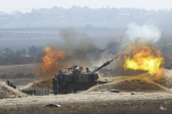 Một đơn vị pháo binh cơ động của Israel đã bắn một quả đạn pháo từ miền nam Israel về phía Dải Gaza, ở một vị trí gần biên giới Israel-Gaza, ở Israel, hôm 11/10/2023. (Ảnh: AP Photo/Erik Marmor)
