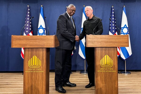 Bộ trưởng Quốc phòng Hoa Kỳ Lloyd Austin (trái) bắt tay Bộ trưởng Quốc phòng Israel Yoav Gallant sau cuộc họp báo chung ở Tel Aviv, hôm 13/10/2013. (Ản: W.G. Dunlop/AFP qua Getty Images)