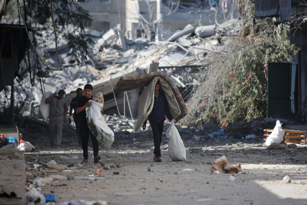 Người Palestine phải rời bỏ nhà cửa do các cuộc đột kích của Israel ở thành phố Gaza, Gaza, hôm 13/10/2023. (Ảnh: Ahmad Hasaballah/Getty Images)