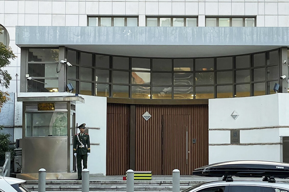 Một nhân viên an ninh bán quân sự Trung Quốc đứng gác ở lối vào đại sứ quán Israel ở Bắc Kinh hôm 13/10/2023, sau khi một nhân viên đại sứ quán bị tấn công ở nơi khác trong thành phố. (Ảnh: Michael Zhang/AFP qua Getty Images)