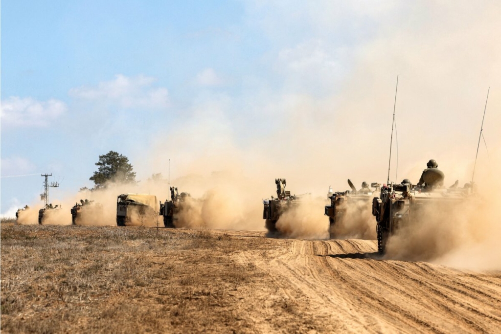 Những xe tăng và các loại xe cơ giới khác của quân đội Israel dàn trận dọc biên giới với Dải Gaza tại miền nam Israel, hôm 13/10/2023. (Ảnh: Jack Guez/AFP thông qua Getty Images)
