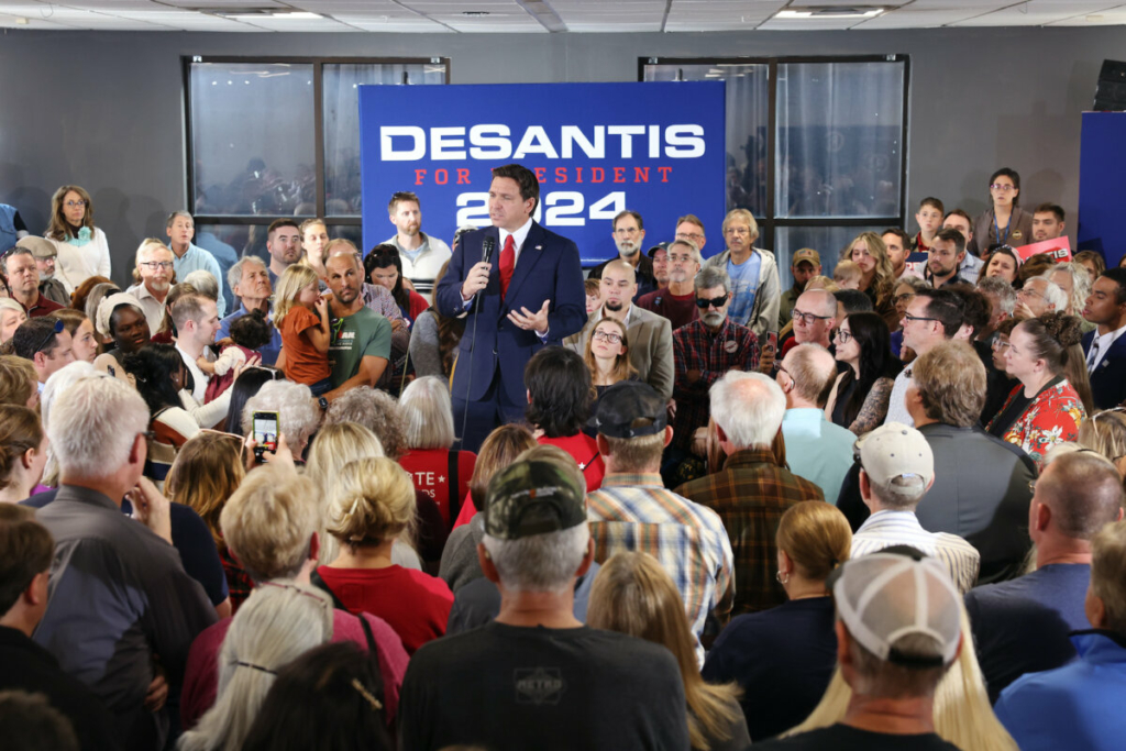 Ứng cử viên tổng thống của Đảng Cộng Hòa, Thống đốc Florida Ron DeSantis, nói với các vị khách trong một sự kiện tranh cử tại Nhà thờ Refuge City ở Cedar Rapids, Iowa, hôm 08/10/2023. (Ảnh: Scott Olson/Getty Images)