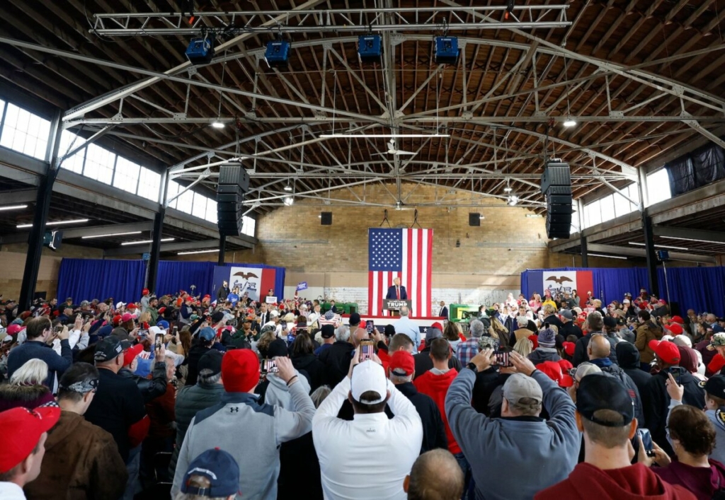 Cựu Tổng thống Hoa Kỳ và là ứng cử viên tổng thống năm 2024 Donald Trump nói chuyện trong sự kiện Nhóm Trump Iowa Cam kết Phiên họp bầu tại Đại hội Gia súc Quốc gia ở Waterloo, Iowa, hôm 07/10/2023. (Ảnh: Kamil Krzaczynski/AFP qua Getty Images)