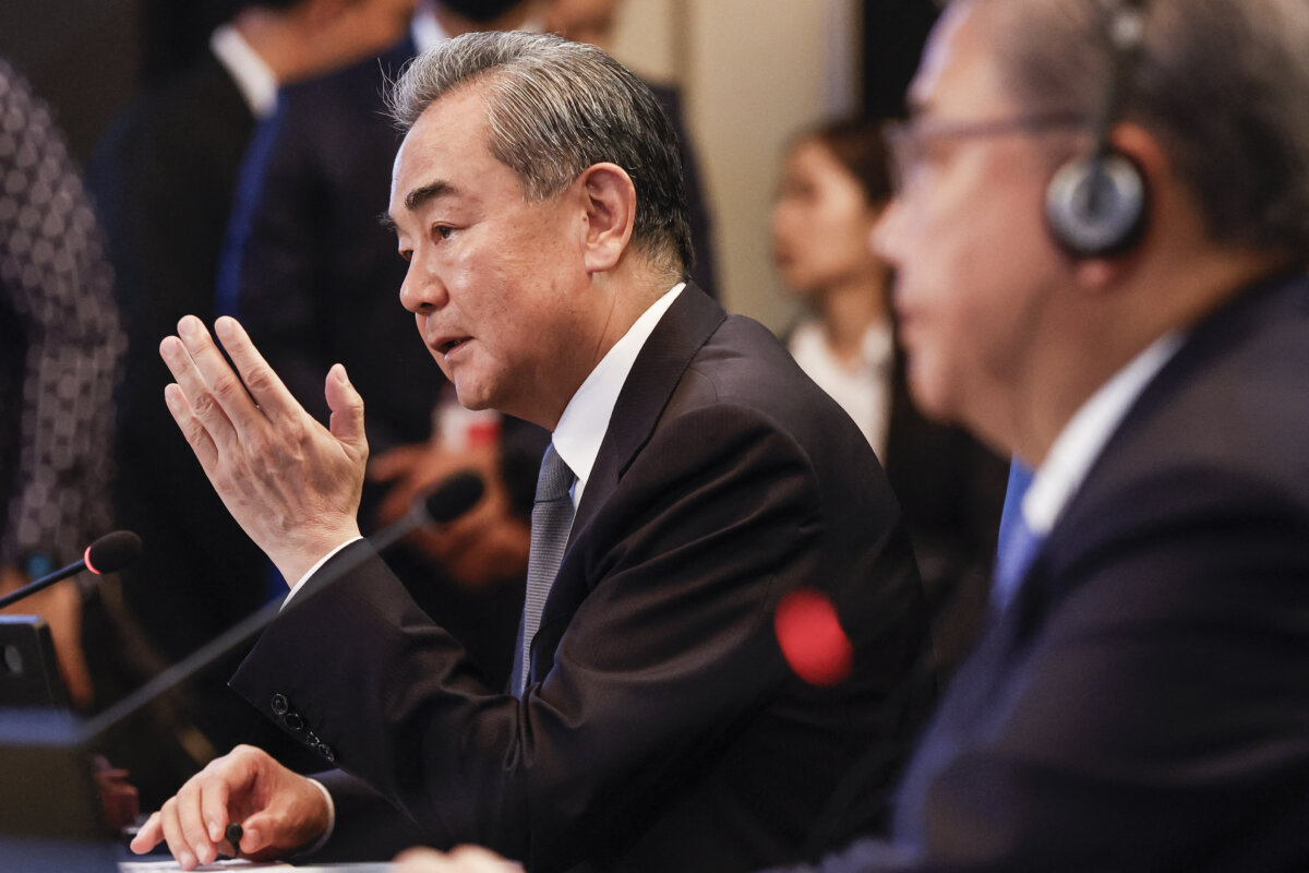 Ngoại trưởng Trung Quốc Vương Nghị (trái) diễn thuyết khi Ngoại trưởng Nam Hàn Park Jin quan sát trong Hội nghị Bộ trưởng Ngoại giao Hiệp hội các quốc gia Đông Nam Á (ASEAN) tại Jakarta hôm 13/07/2023. (Ảnh: Mast Irham/Pool/AFP qua Getty Images)