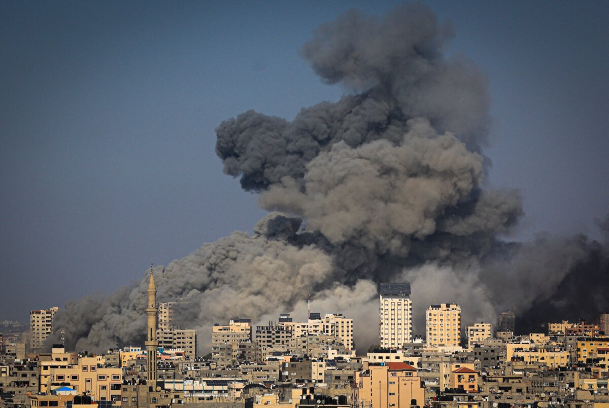 Khói bốc lên trong các cuộc không kích của Israel ở Thành phố Gaza khi các trận chiến dữ dội giữa Israel và Hamas tiếp tục diễn ra trong ngày thứ sáu liên tiếp, hôm 12/10/2023. (Ảnh: Mahmud Hams/AFP qua Getty Images)