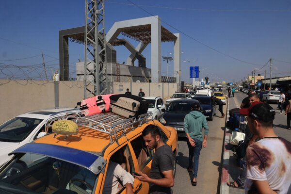 Những người Palestine có sổ thông hành ngoại quốc đến cổng Rafah với hy vọng vào Ai Cập khi các cuộc tấn công của Israel vào Dải Gaza tiếp tục hôm 14/10/2023. (Ảnh: Said Khatib/AFP qua Getty Images)