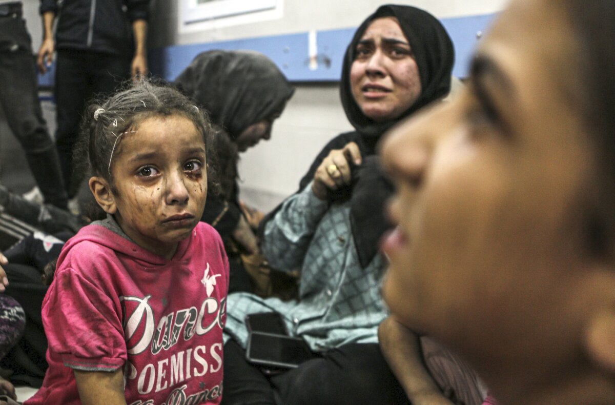 Những người Palestine bị thương đang ở trong Bệnh viện al-Shifa ở Thành phố Gaza, được chuyển từ Bệnh viện al-Ahli đến sau một vụ nổ ở đó, hôm 17/10/2023. (Ảnh: AP Photo/Abed Khaled)