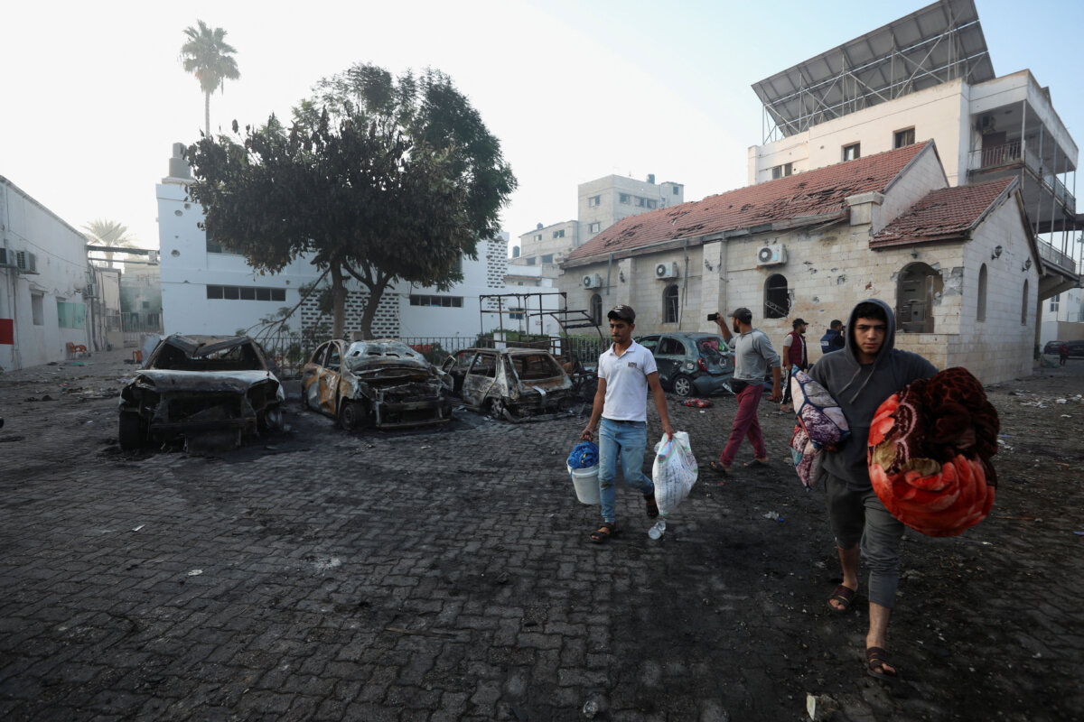 Người dân rời khỏi khu vực Bệnh viện Al-Ahli, nơi xảy ra vụ nổ một ngày trước đó ở Thành phố Gaza, hôm 18/10/2023. (Ảnh: Mohammed Al-Masri/Reuters)