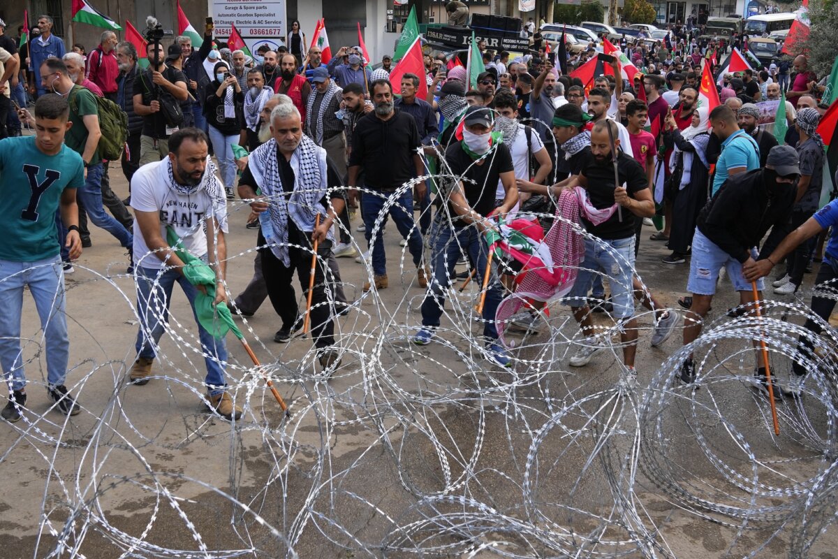 Những người biểu tình tìm cách dỡ bỏ hàng rào thép gai chặn đường dẫn vào đại sứ quán Hoa Kỳ, ​​trong một cuộc biểu tình ở Beirut, Lebanon, hôm 18/10/2023. (Ảnh: Bilal Hussein/AP Photo)