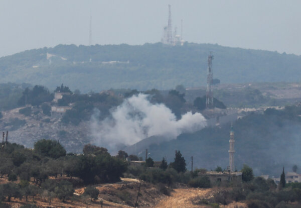 Khói bốc lên từ làng Dhayra sau cuộc pháo kích của Israel, trong ảnh chụp từ thị trấn Marwahin của Lebanon, gần biên giới với Israel, miền nam Lebanon, hôm 11/10/2023. (Ảnh: Mohamed Azakir/Reuters)