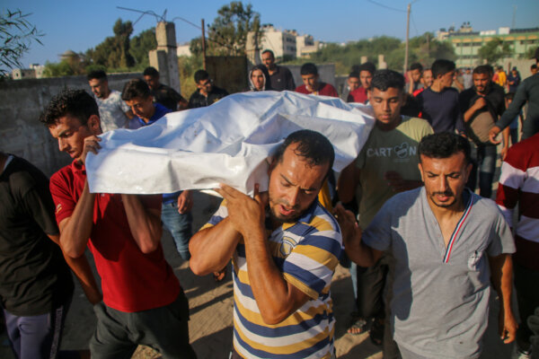 Người thân và bạn bè tổ chức tang lễ cho một người đàn ông Palestine đã thiệt mạng ở Khan Yunis, Gaza, hôm 19/10/2023. (Ảnh: Ahmad Hasaballah/Getty Images)