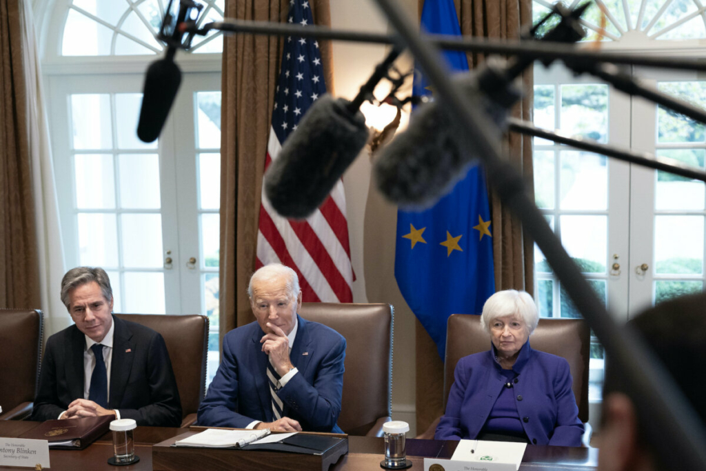 Tổng thống Hoa Kỳ Joe Biden, bên cạnh Ngoại trưởng Antony Blinken (trái) và Bộ trưởng Ngân khố Janet Yellen (phải), chủ trì một cuộc họp bên trong Phòng Nội các tại Tòa Bạch Ốc ở Hoa Thịnh Đốn hôm 20/10/2023. (Ảnh: Tom Brenner/Pool/Getty Images)