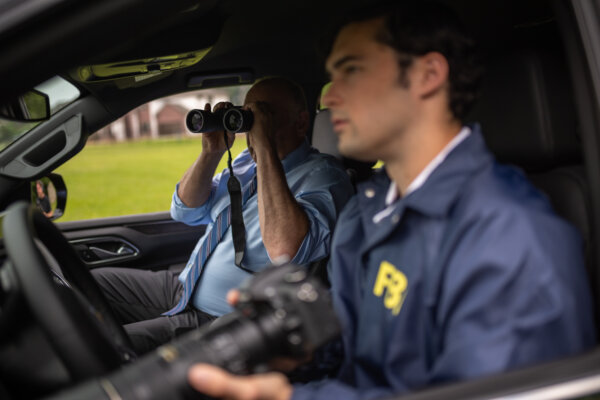 Một cảnh hư cấu về các đặc vụ FBI về một chi tiết giám sát như được mô tả trong một cảnh trong bộ phim ‘Nhà Nước Cảnh Sát.’ (Ảnh: Được đăng dưới sự cho phép của ông Dinesh D’Souza)