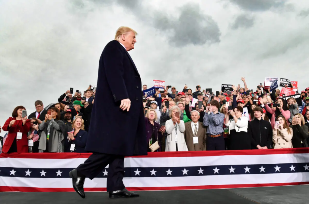 Tổng thống đương thời Donald Trump đến trình bày tại một cuộc vận động tranh cử ở Huntington, West Virginia, vào ngày 02/11/2018. 