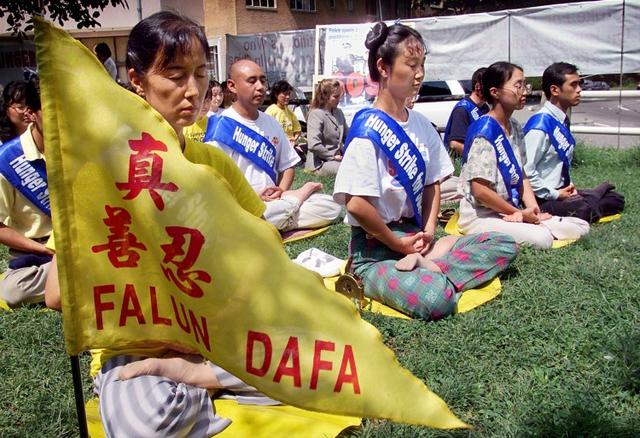Các học viên Pháp Luân Công ngồi thiền khi họ bước sang ngày tuyệt thực thứ tư trước Đại sứ quán Trung Quốc ở Hoa Thịnh Đốn, vào ngày 20/08/2001. Phong trào tuyệt thực này được thực hiện nhằm ủng hộ 130 học viên Pháp Luân Công tuyệt thực ở Trại lao động Mã Tam Gia, phản đối việc giam giữ bất công và đối xử tàn bạo trong trại giam này. (Ảnh: Stephen Jaffe/AFP/Getty Images)