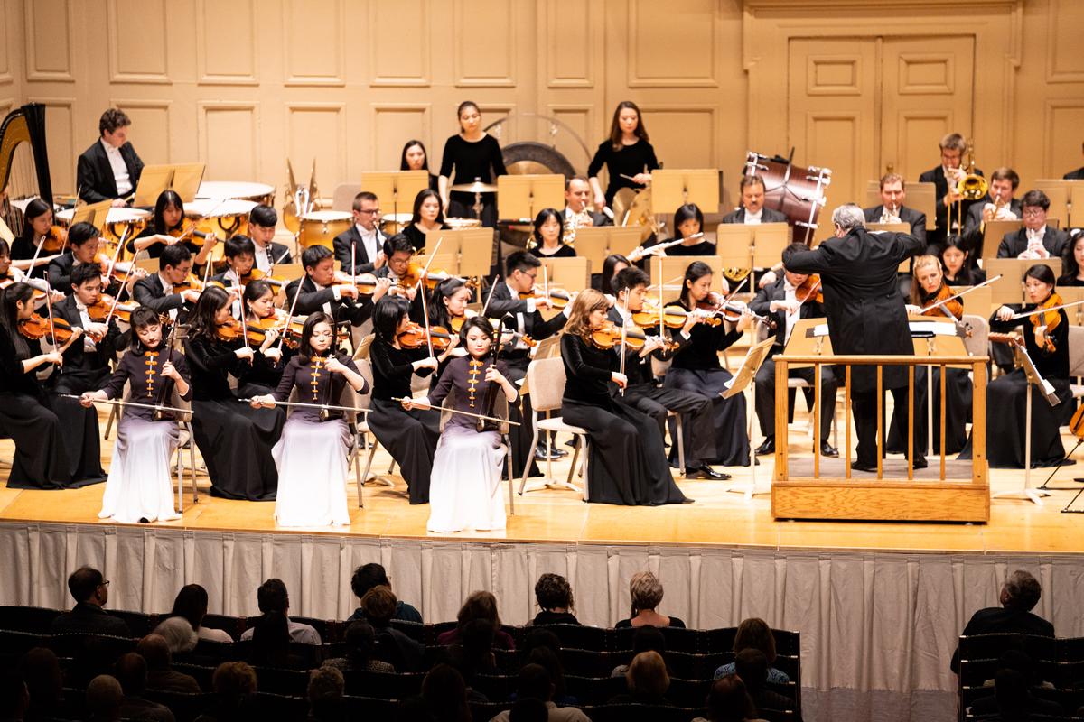 Các nghệ sĩ độc tấu đàn nhị hồ biểu diễn ở buổi hòa nhạc của Dàn nhạc Giao hưởng Shen Yun, tại Phòng hòa nhạc Giao hưởng Boston vào ngày 25/10/2019. (Ảnh: Dai Bing/The Epoch Times)