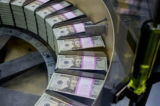 Những tờ tiền mệnh giá 20 USD mới in được buộc thành tập tại Cục Ấn loát Bộ Ngân khố Hoa Kỳ (BEP) ở Hoa Thịnh Đốn, vào ngày 20/07/2018. (Ảnh: Eva Hambach/AFP qua Getty Images)