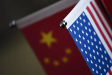 Quốc kỳ Trung Quốc và Hoa Kỳ được trưng bày tại một công ty ở Bắc Kinh, Trung Quốc, ngày 16/08/2017. (Ảnh: Wang Zhao/AFP/Getty Images)