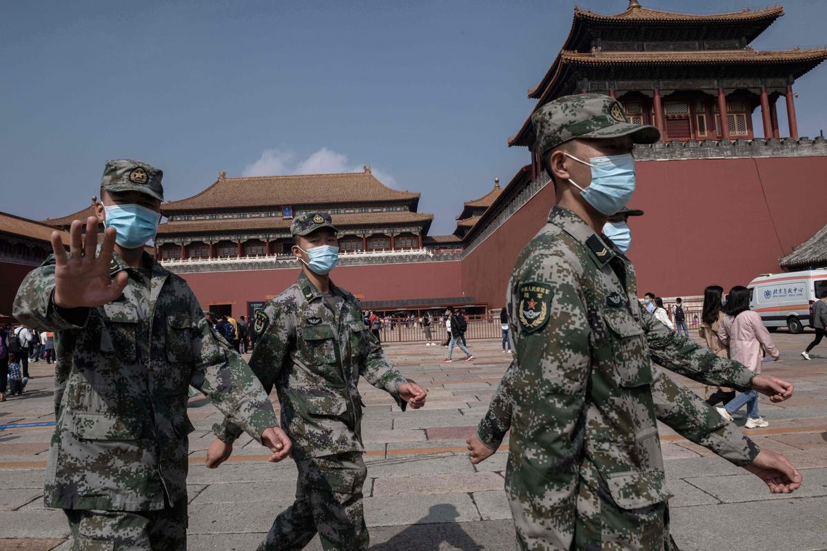 Binh lính Trung Quốc bên ngoài Tử Cấm Thành ở Bắc Kinh vào ngày 01/10/2020. (Ảnh: Nicholas Asfouri/AFP qua Getty Images)