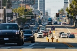 Xe cộ và người đi bộ di chuyển ở phía tây Los Angeles vào ngày 10/11/2021. (Ảnh: John Fredricks/The Epoch Times)