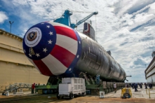 Tàu ngầm tấn công John Warner (SSN 785), tàu ngầm lớp Virginia - Đơn vị tiền vận hành (PCU), được chuyển đến ụ nổi của Công ty đóng tàu Newport News Shipbuilding để chuẩn bị cho lễ đặt tên vào ngày 06/09/2014, tại Newport News, Virginia, Hoa Kỳ, hôm 31/08/2014. (Ảnh: Hải quân Hoa Kỳ/John Whalen/Huntington Ingalls Industries/Bản tin phát tay qua Reuters)