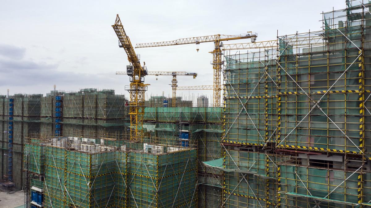 Các tòa nhà chung cư chưa hoàn thiện tại dự án dân cư Phoenix City, do Bích Quế Viên (Country Garden Holdings Co.) phát triển, ở Thượng Hải, Trung Quốc, hôm 17/01/2022. (Ảnh: Qilai Shen/Bloomberg qua Getty Images)