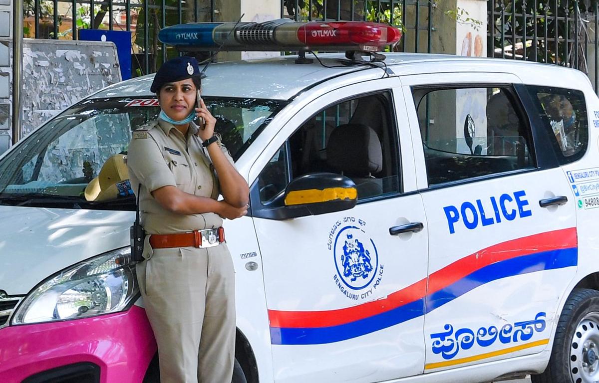 Một cảnh sát ở Bangalore, Ấn Độ, vào ngày 15/03/2022. (Ảnh: Manjunath Kiran/AFP qua Getty Images)