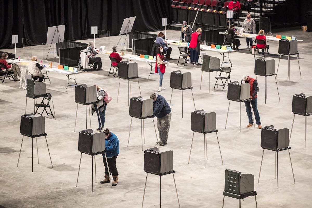 Một bức ảnh tư liệu về các cử tri đang điền và bỏ phiếu tại địa điểm bỏ phiếu của Trung tâm Bảo hiểm Cross ở Bangor, Maine cho cuộc bầu cử tổng thống năm 2020 vào ngày 03/11. (Ảnh: Scott Eisen/Getty Images)