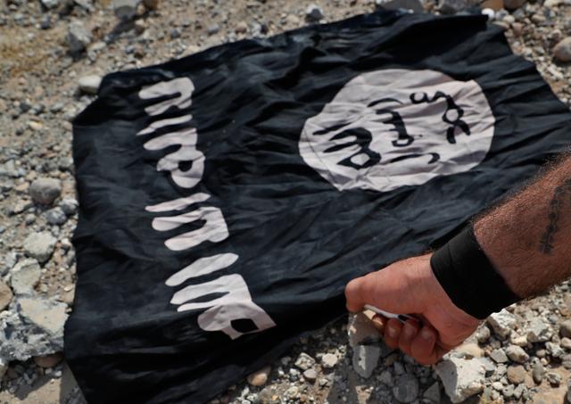 Một bức ảnh chụp cho thấy lá cờ của nhóm khủng bố ISIS. (Ảnh: Hussein Malla/AP Photo)