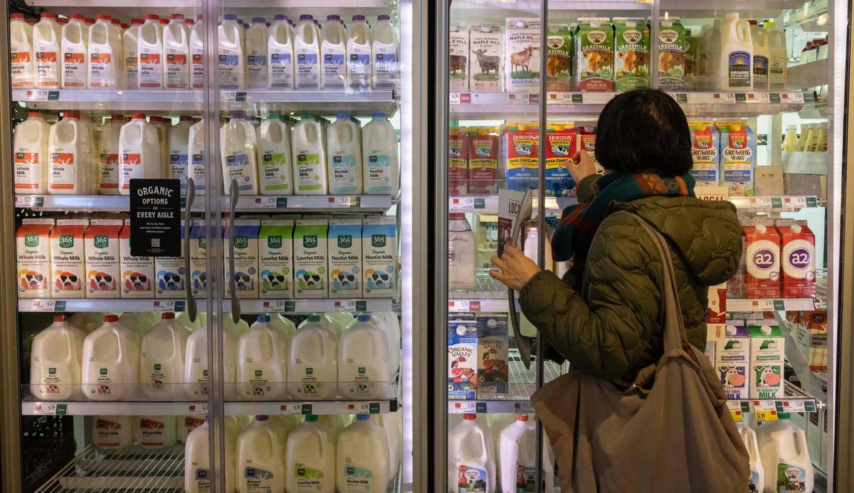 Một người phụ nữ mua sắm tại một siêu thị ở thành phố New York hôm 14/12/2022. (Ảnh: Yuki Iwamura/AFP qua Getty Images)
