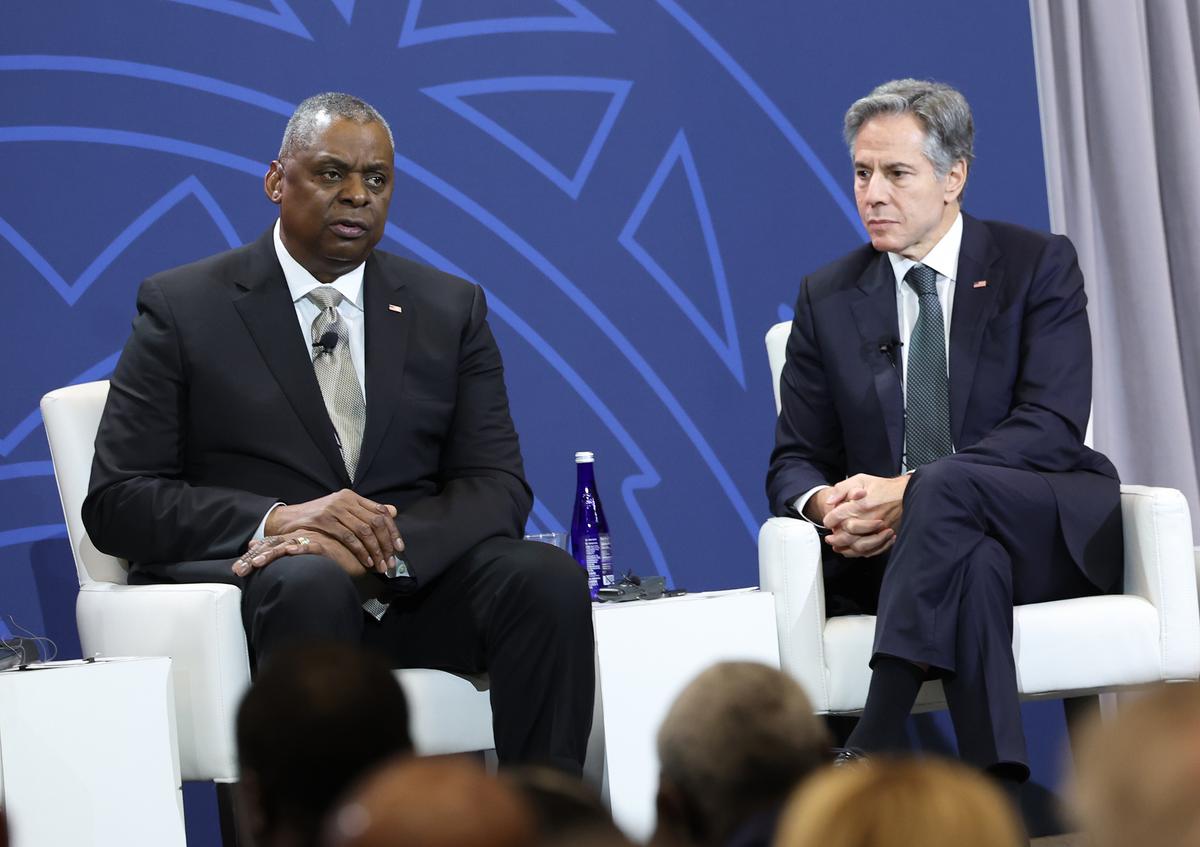 Bộ trưởng Quốc phòng Lloyd Austin và Ngoại trưởng Antony Blinken tham gia Diễn đàn Hòa bình, An ninh, và Quản trị trong Hội nghị thượng đỉnh Các nhà lãnh đạo Hoa Kỳ–Châu Phi tại Hoa Thịnh Đốn hôm 13/12/2022. (Ảnh: Kevin Dietsch/Getty Images)