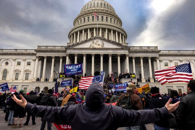 Những người biểu tình ủng hộ cựu Tổng thống Trump tập trung trước Tòa nhà Quốc hội Hoa Kỳ ở Hoa Thịnh Đốn, vào ngày 06/01/2021. (Ảnh: Brent Stirton/Getty Images)