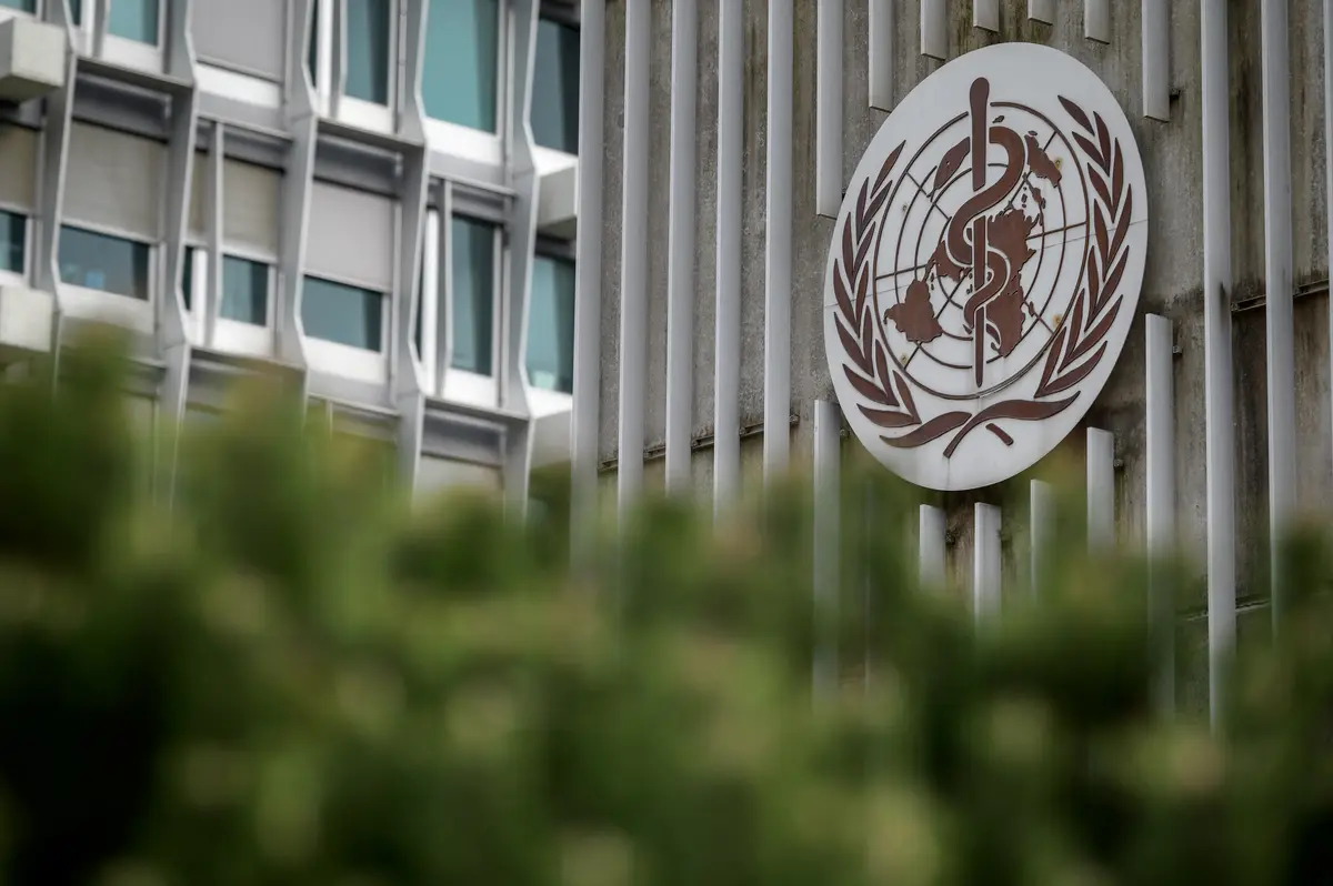 Biển hiệu của Tổ chức Y tế Thế giới (WHO) tại trụ sở chính ở Geneva vào ngày 05/03/2021. (Ảnh: Fabrice Coffrini/AFP qua Getty Images)