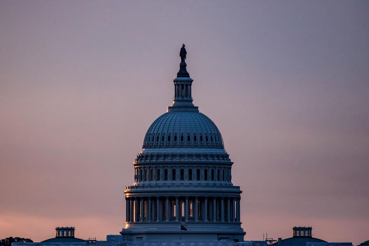 Tòa nhà Quốc hội Hoa Kỳ nhìn từ chân Đài tưởng niệm Washington ở Hoa Thịnh Đốn hôm 28/05/2023. (Ảnh: Samuel Corum/AFP qua Getty Images)