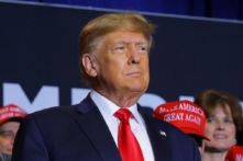 Cựu Tổng thống kiêm ứng cử viên tổng thống của Đảng Cộng Hòa Donald Trump tham dự một sự kiện vận động tranh cử ở Manchester, New Hampshire, hôm 27/04/2023. (Ảnh: Brian Snyder/Reuters)